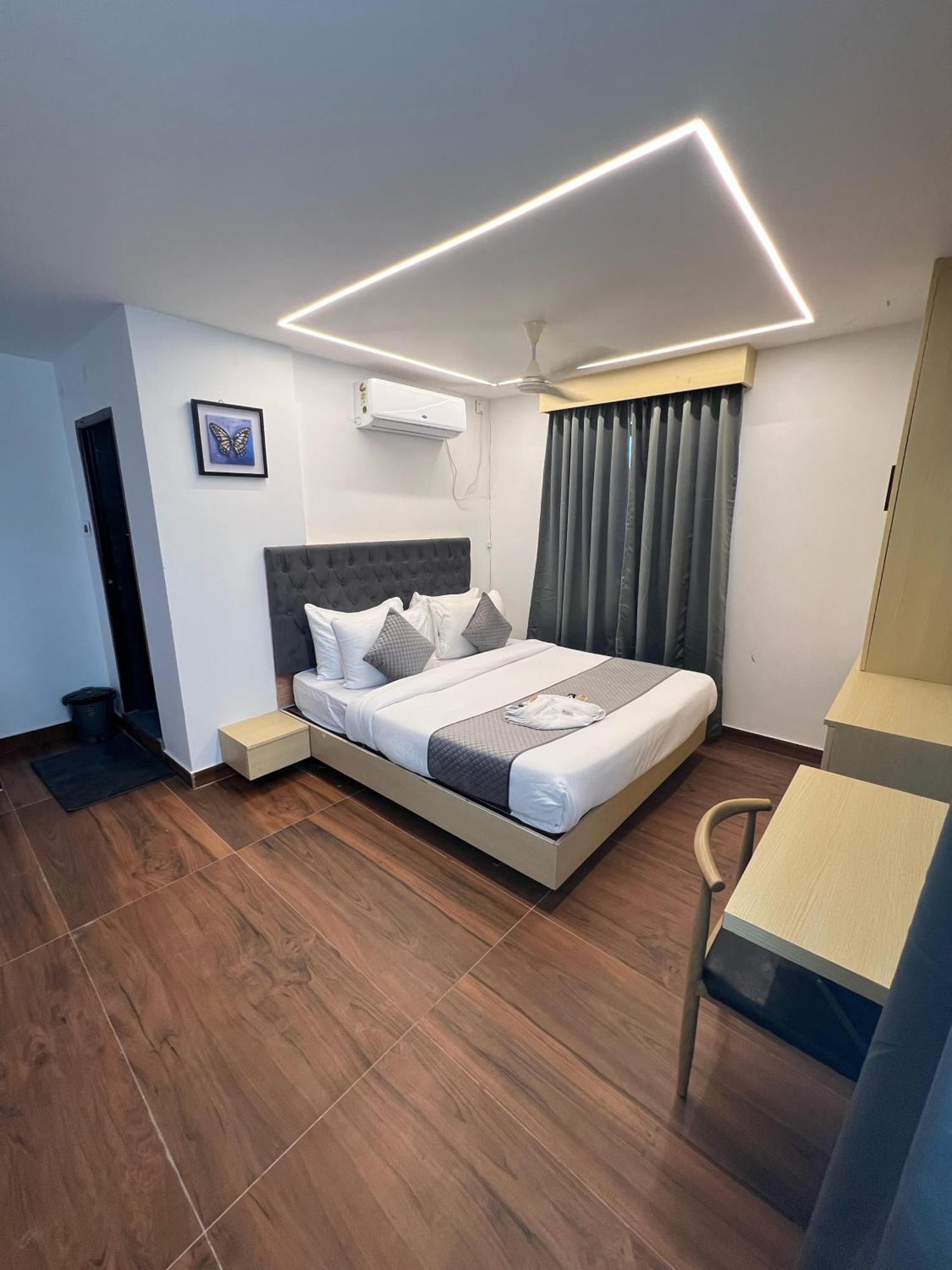Wild Wings Premium Hotel Hyderabad Bagian luar foto