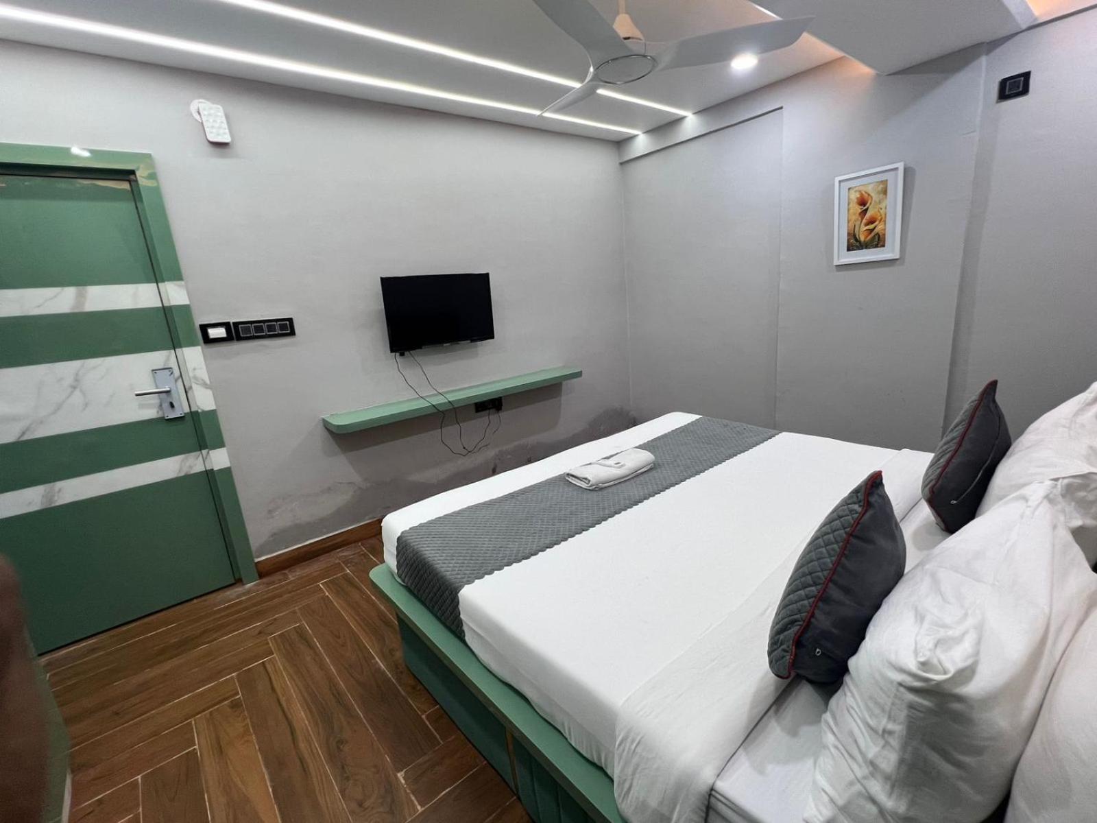 Wild Wings Premium Hotel Hyderabad Bagian luar foto