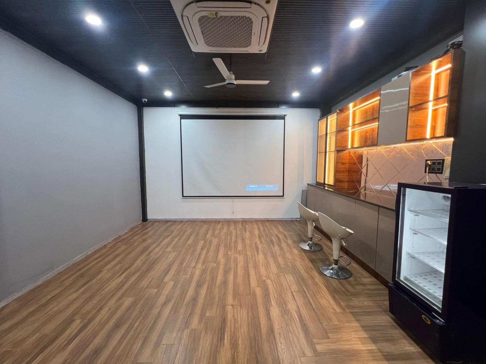 Wild Wings Premium Hotel Hyderabad Bagian luar foto