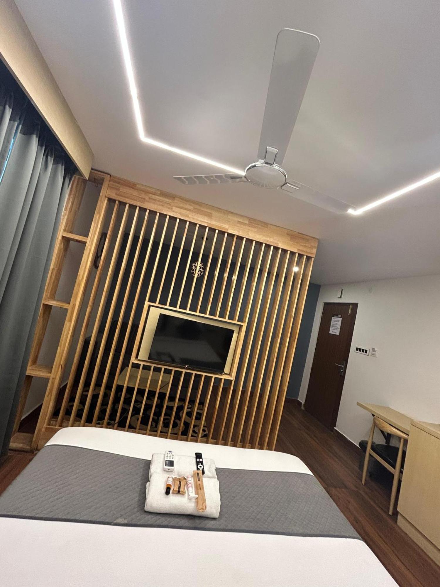 Wild Wings Premium Hotel Hyderabad Bagian luar foto